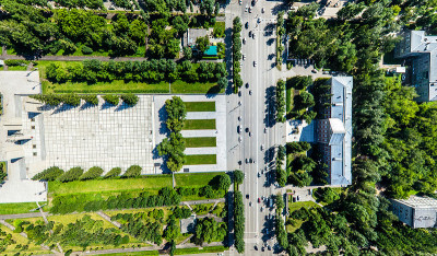 空中城市景观与道路，房屋和建筑物
