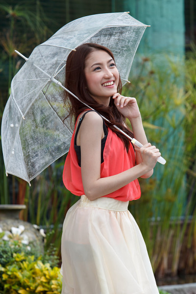 亚洲妇女与透明伞