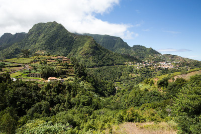圣维森特周围的村庄和梯田种植。葡萄牙马德拉岛北岸