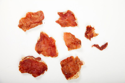 白盘子里的牛肉干。