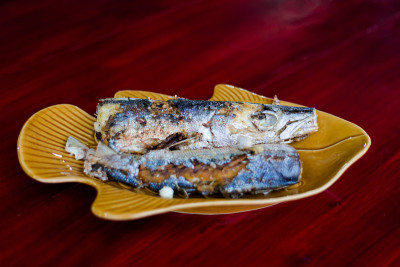 新鲜油炸梭鱼