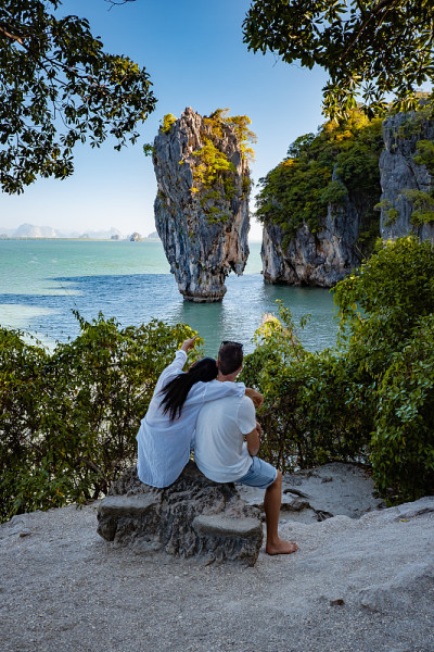 泰国普吉岛附近的詹姆斯邦德岛。著名的地标和旅游目的地，一对中年夫妇正在泰国甲米的詹姆斯邦德岛游玩