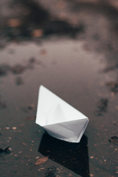 水坑上的纸船