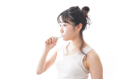 年轻女子正在刷牙