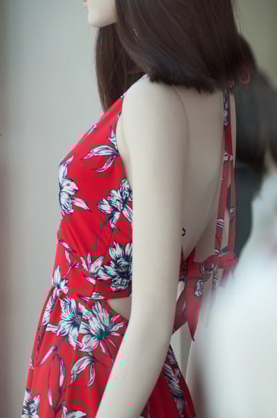 红色夏装模特在女装店的陈列室