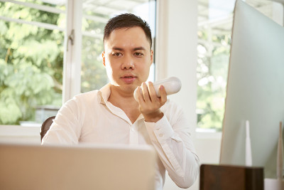 商人正在阅读电子邮件或报告