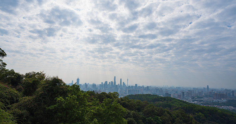 在白云山山顶拍摄广州市中心