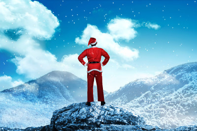 在雪山上穿着圣诞老人服装的人