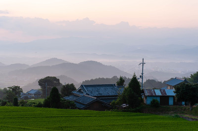 黎明时的乡村和黎明时的山脉