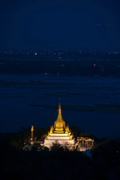缅甸实皆山伊洛瓦底江夜景。