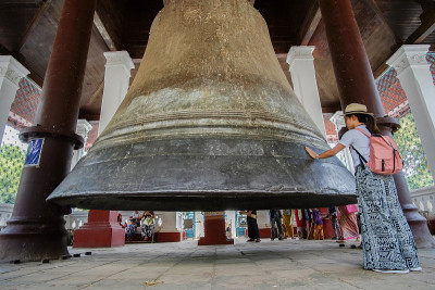女士旅行与包参观明un贝尔位于明un，实皆地区，曼德勒和伊洛瓦底江附近。它曾多次成为历史上世界上最大