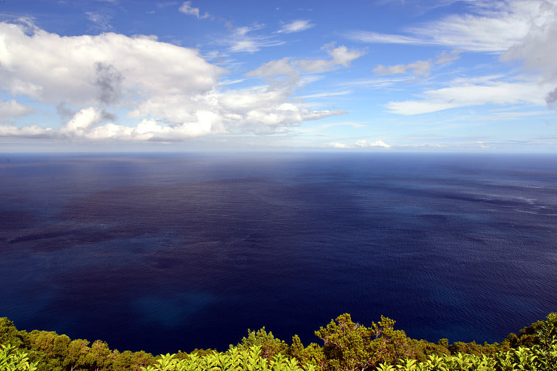 圣米格尔(亚速尔群岛)东海岸，ponta del arnel灯塔和ponta da madrugad