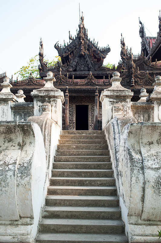 缅甸曼德勒Shwenandaw Kyaung古老的柚木修道院