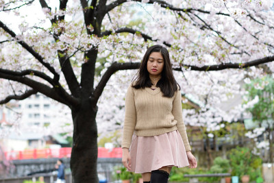 年轻女子在外面散步