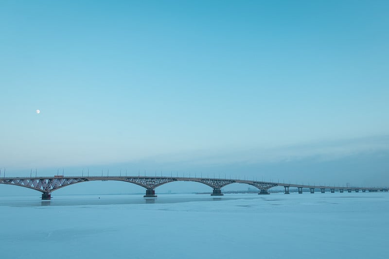 伏尔加河上的桥，冬季风景，俄罗斯，萨拉托夫附近