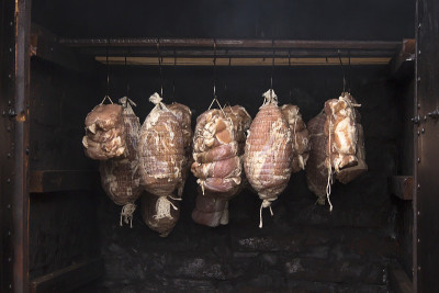 准备熏制的肉。熏制房里的生肉。阶段的吸烟