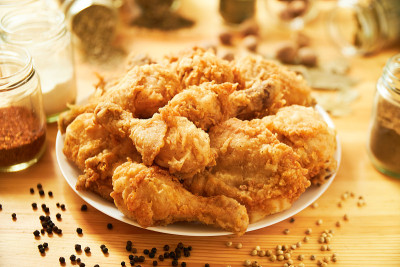 原汁原味的南方香酥炸鸡放在木桌上