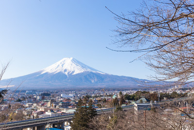 冬天的早晨富士山和城市景色