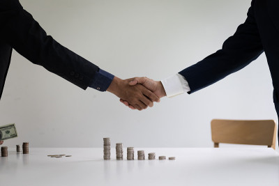 商界人士握手言和，金融合作。金融稳定和商业价值的并购想法。
