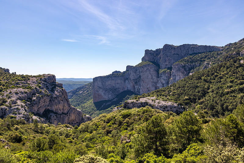 地狱马戏团的景观，靠近中世纪村庄圣guilhem -le- desert (Occitanie，法国