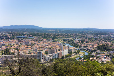 从巴黎圣母院(Occitanie，法国)欣赏Alès城市的阳光景观