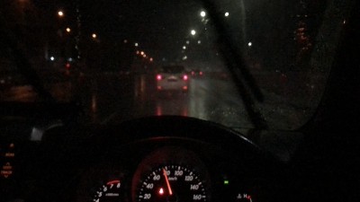 多雨的午夜开车
