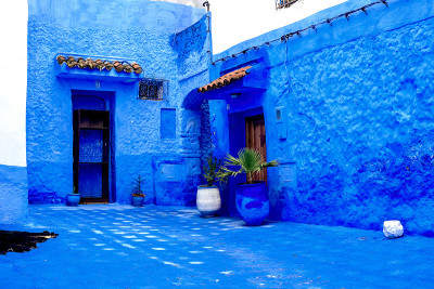 Chefchaouen，一座有着蓝色房屋的城市。一个有着狭窄、美丽、蓝色街道的城市。