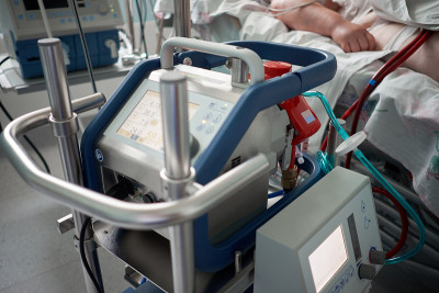医学。体外膜肺氧合。在重症监护室使用ecmo。ECMO的特写氧合器。背景为重病患者。