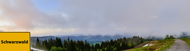 全景标志黑森林德国“Schwarzwald”在春天