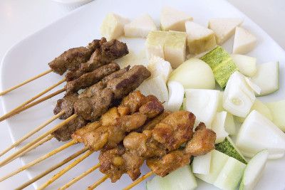 羊肉和鸡肉沙嗲菜