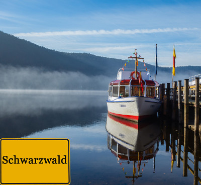 标志黑森林湖上的德国“Schwarzwald”船