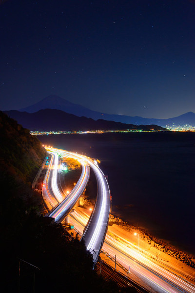 日本静冈县黎明时分的萨塔关隘景观