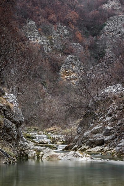 山溪从狭窄的峡谷倾泻而下的不饱和景象