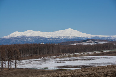 积雪残留的高地和雪山