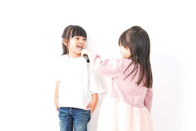 女孩们唱歌