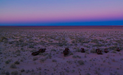 日落时莫伊纳克附近的船只墓地全景，Karakalpakstan，乌兹别克斯坦