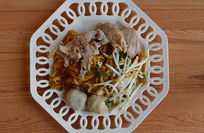米粉馅、肉丸、豆芽装盘