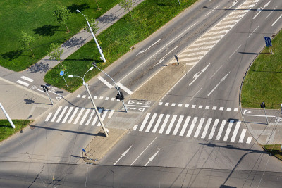 人行横道和自行车横过线空十字路口，无人驾驶技术