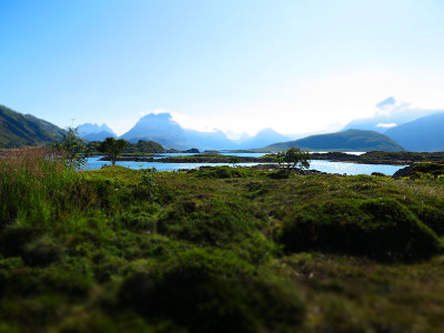 风景优美的山，海和陆地