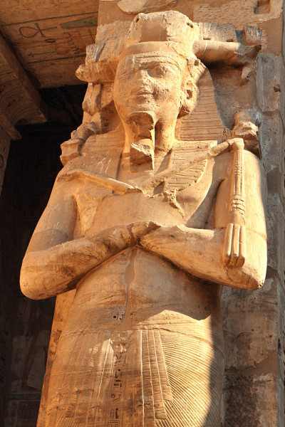 拉美西斯三世的奥西莱德雕像，Medinet Habu，埃及卢克索。