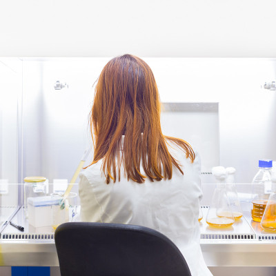 在实验室里研究的生命科学家。