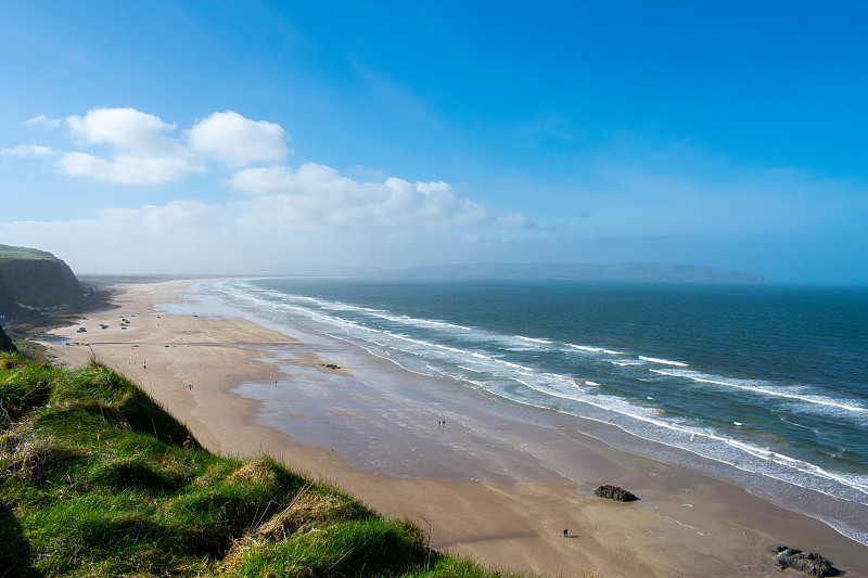 Mussenden Temple和Benone Beach在卡斯尔洛克，大西洋海岸在北爱尔兰