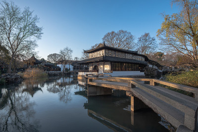 拙政园(拙政园)建于1517年，是一个古典园林，联合国教科文组织世界遗产，是苏州最著名的园林。