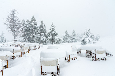 餐厅桌椅下一场暴风雪