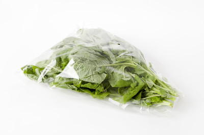 塑料袋中的苋叶，白色背景