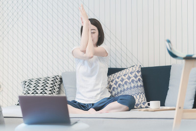 一名女子在网上上瑜伽课