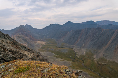 山脉山谷岩石顶部