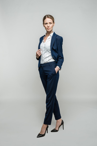 穿着西装的自信女商人