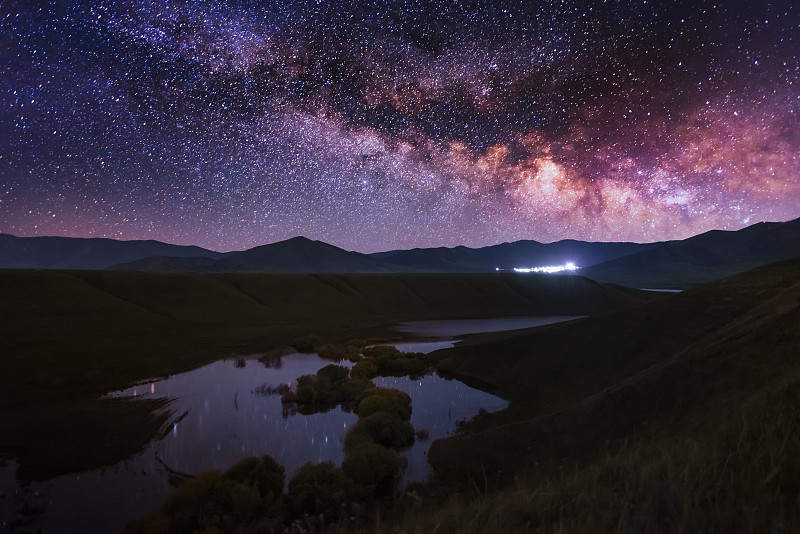 美丽的星夜。银河的湖面上有银河的倒影和山脉。晚上的风景预览效果