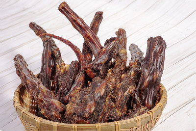 稻草碗，装满干牛尾。可以用于异国美食或作为大狗的天然咀嚼食物。脱水食品。